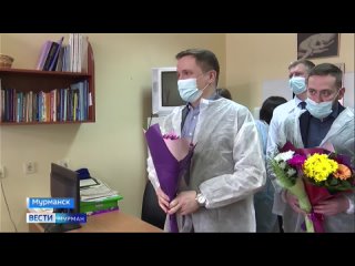 Министр здравоохранения Мурманской области Дмитрий Панычев поздравил виновников торжества