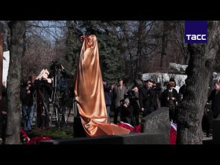 На Новодевичьем кладбище прошла церемония открытия памятника Владимиру Жириновскому