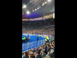 Французы на футбольном матче скандируют “Макрон, уходи“