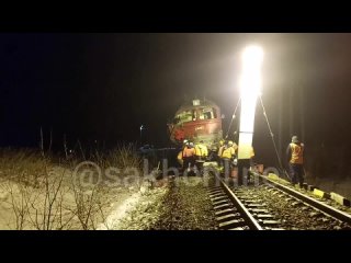 Эксклюзивные кадры с места столкновения грузовика и пассажирского поезда на СахалинеВечером пятницы, 24 марта, на перегоне