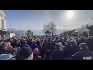 Тысячи верующих пришли на службу в Киево-Печерскую лавру