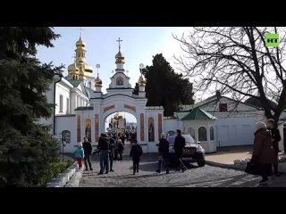 Прихожан канонической УПЦ на последнюю, вероятно, воскресную молитву в Киево-Печерской лавре полиция пускала только по паспортам
