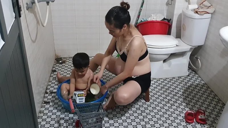 Mom, the bath is so cool. I want to take a shower for a while. Cute funny 