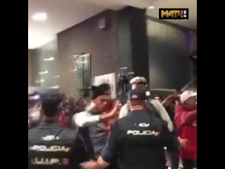 Перуанские футболисты подрались с испанской полицией
