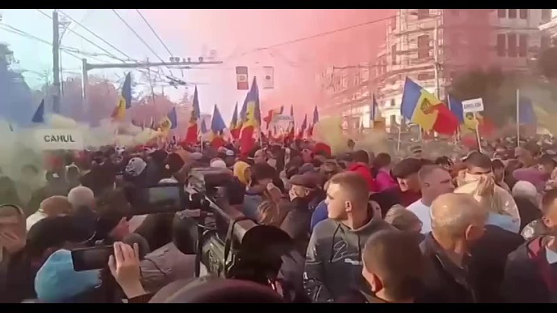Митингующие в Кишинёве зажигают дымовые фаеры в