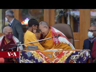 Далай-лама извинился за то, что поцеловал мальчика