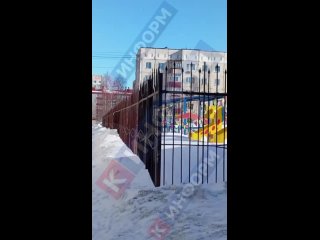Сургутянин пожаловался на странного жителя одного из домов на Комсомольском, который из балкона квартиры бранится на прохожих.