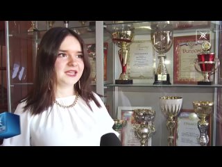Награду из рук Эллы Памфиловой получила воскресенская школьница за победу во Всероссийской олимпиаде школьников.mp4