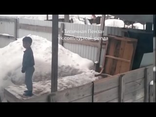 В Пензе мать в виде наказания выгоняет детей на мороз