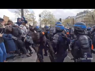 Полиция жестоко расправляется с протестующим во Франции

На кадрах представлено избиение полицией протестующих на площади Бастил