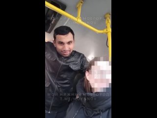 В Нижнем Новгороде обнаглевший педофил-мигрант пристал к девочкам-школьницам в автобусе №8
