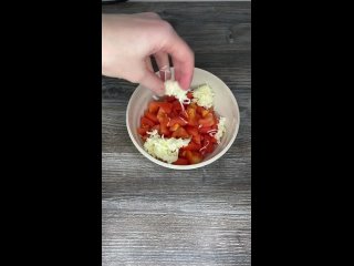 Быстрый, вкусный салат из помидорки 😉