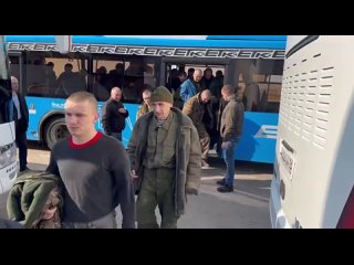 106 российских военных освобождены из украинского плена - первые кадры