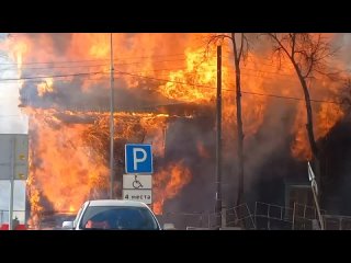 На перекрёстке Холодильной и Харьковской сгорело деревянное двухэтажное здание.  По предварительным данным, пострадавших нет.  2