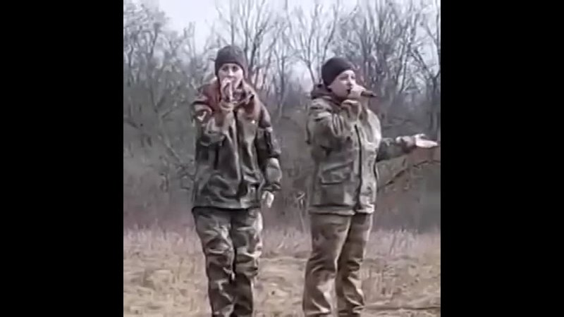Две тётки в поле ебашат патриотическую