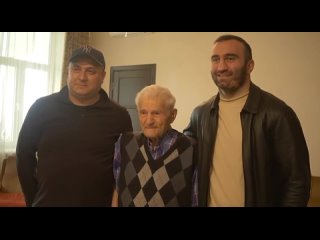 Мурат Гассиев поздравил с Днем победы ветеранов и малоимущие семьи