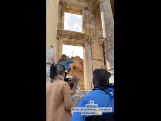 Керем среди развалин Эфеса недалеко от Измира,