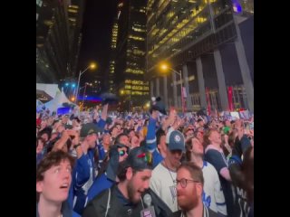 Болельщики Торонто радуются победе