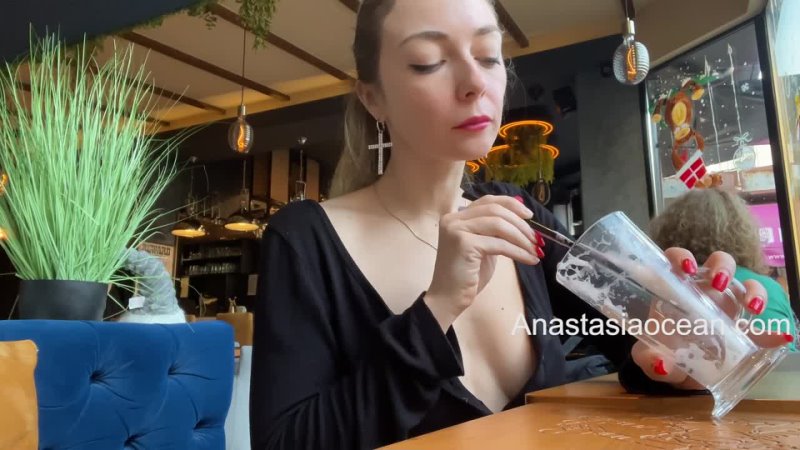 Girl in a public cafe exposed her natural