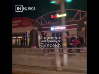 Екатеринбуржец с ножом устроил драку возле бара. Видео