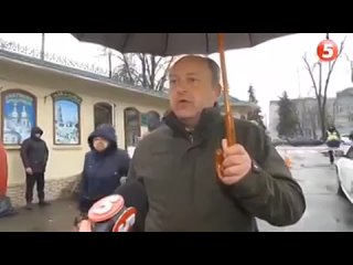 Добридень, друзі! Вже якось і не пам’ятаю того дня, коли з такою увагою слухала незнайому мені людину, та й де, на “5-му“