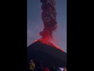 🌋 Впечатляющее извержение вулкана Фуэго и стальные н?