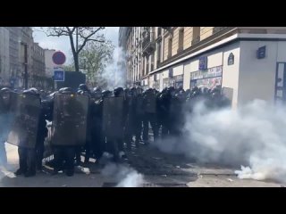 Мирная первомайская демонстрация в Париже превратилась в очередное противостояние манифестантов с полицией. Люди кидают в силови