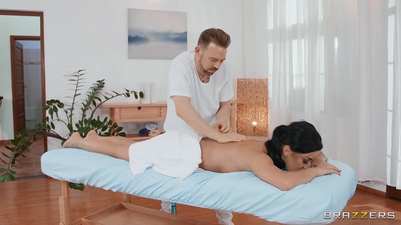 [Brazzers] Daphne Klyde - Daphne Turns The Massage Table