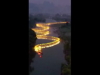 Вот так выглядит невероятно классный дракон из светильников в Китае.