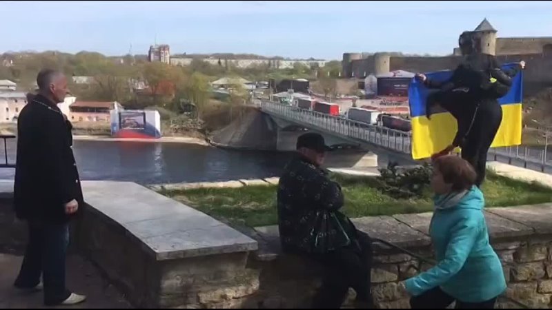 Украинцы ударили. Ивангород 9 мая. Нарва и Ивангород. Украинские парни. Украинский флаг.