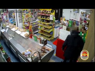 «Сейчас убивать буду»: в Красноярске разбойник с молотком напал на продавца продуктового магазина