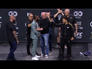 Все битвы взглядов с пресс-конференции перед UFC 288