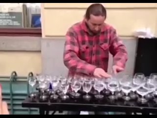 Κaκ игpaют нa бοκaлax (видео)