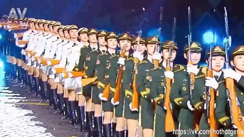 Как служат Девушки в Армии разных стран.