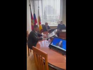 Оскандалившийся мэр Краснодара смотрит пресс-конференцию Путина