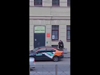В Петербурге местный житель принял кавказца за наркодилера и держал его на мушке до приезда полиции