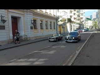 Лихой обгон! Ралли на ретро-автомобилях по центру Москвы. .