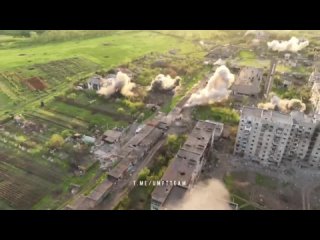 На этом видео показано, как Вагнера разносят укрепы укронацистов в Бахмуте. Сам ролик был размещен в украинском паблике с истери