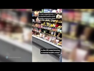 Шоппинг в США: негр в супермаркете портит товар и обмазывает им себя