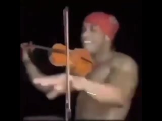 ЕБАНУТЫЙ чел играет на скрипке