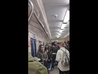 Екатеринбуржец устроил драку с девушкой в метро. Видео