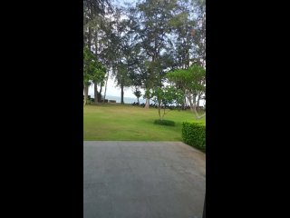 Пляж и бассейн отеля Dusit Thani