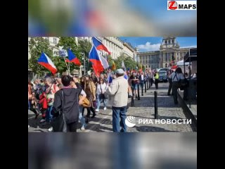 Около тысячи человек пришли на антиправительственный митинг на Вацлавской площади в центре Праги, ко