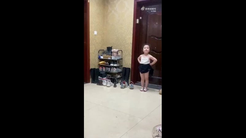 Четырехлетняя девочка танцует