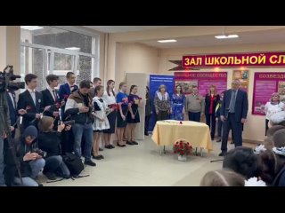 В честь погибшего в ходе СВО жителя Ленобласти Максима Ульянова в школе Кингисеппа открыли “Парту Героя“