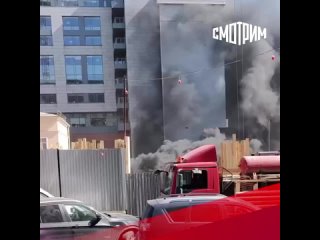 В центре Москвы на Тверской улице начался сильный пожар. По предварительным данным, горят строительные материалы у гостиницы Инт