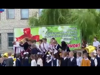 В Волгоградской области школьник попытался перерезать горло однокласснице прямо во время линейки в честь последнего звонка.