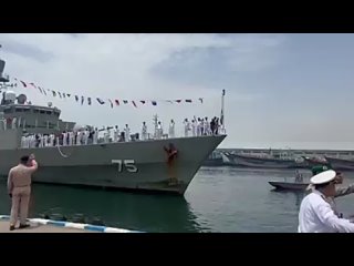 Песней “Полюшко-поле“ иранцы встречают эсминец “Дана“, вернувшийся из кругосветки