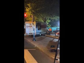 🇺🇸 Водитель грузовика с флагом со свастикой протаранил ворота Белого дома