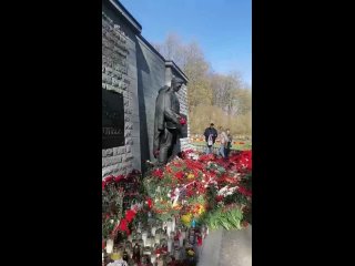 Вопреки угрозам властей жители Таллина в честь Дня Победы усыпали цветами Бронзового солдата.
